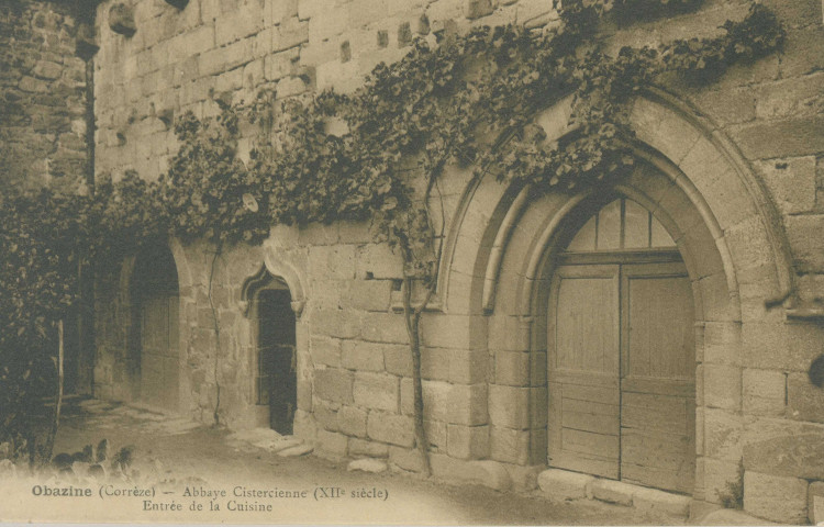 Aubazine : "Obazine (Corrèze) - Abbaye cistercienne (XIIe siècle) - Entrée de la cuisine".
