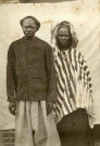 Portrait en pied d'un couple africain.