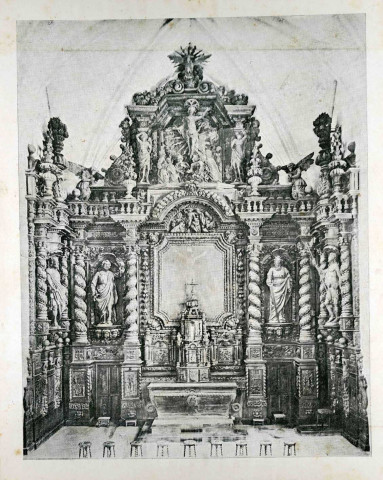 Vue d'ensemble avec l'autel, le retable et l'appui de communion en bois sculpté.