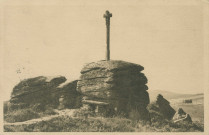 Peyrelevade : "La Corrèze touristique - Plateau des Millevaches (Creuse-Corrèze) - Le calvaire du Rocher du Rât (Peyrelevade) - Magnifique panorama sur le Plateau".