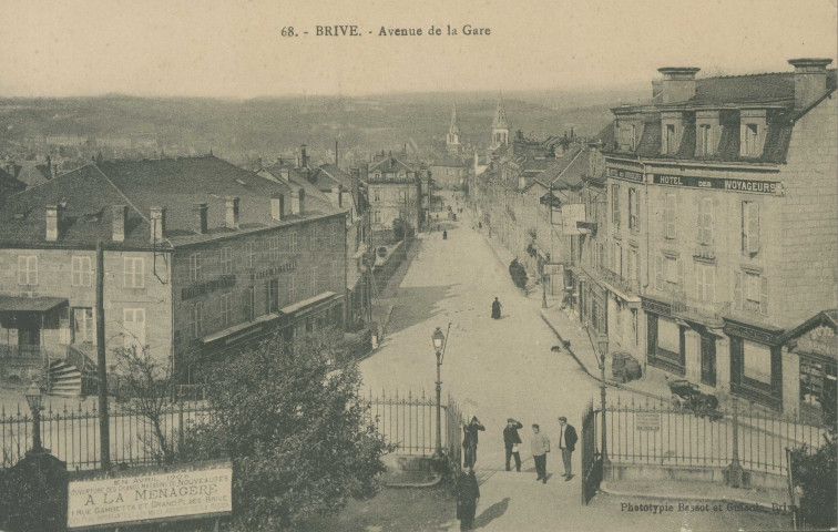 Brive-la-Gaillarde : "68. - Brive. - Avenue de la gare". Publicité "En avril 1908 ouverture des grands magasins de nouveautés - A la Ménagère".