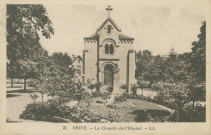 Brive-la-Gaillarde : "21 - Brive. - La chapelle de l'hôpital". Devant la chapelle figure un buste en bronze non identifié