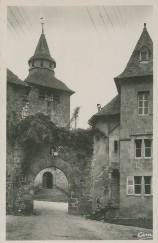 Corrèze : "Corrèze (Corrèze) - Porte de la ville et l'église".