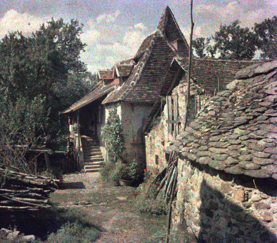 Ferme traditionnelle avec son balcon et son four à pain.