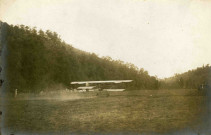 Un aéroplane sur la piste de décollage.