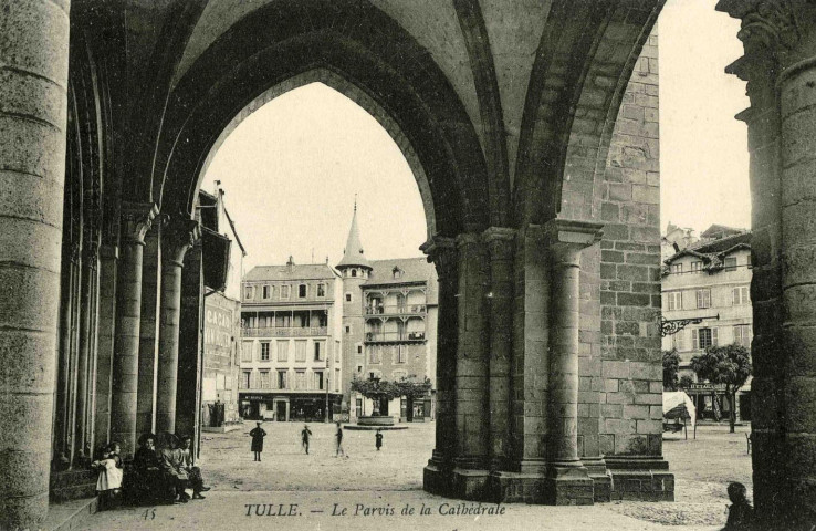 "45. Tulle. - Le parvis de la Cathédrale".