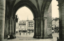 "45. Tulle. - Le parvis de la Cathédrale".