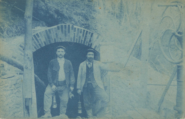 Argentat : Mine de charbon d'Aubech, mineurs à la sortie de la mine. Cliché vraisemblablement de Paul Petibout.