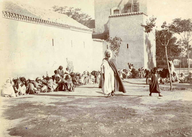Les pauvres devant la maison du caïd.