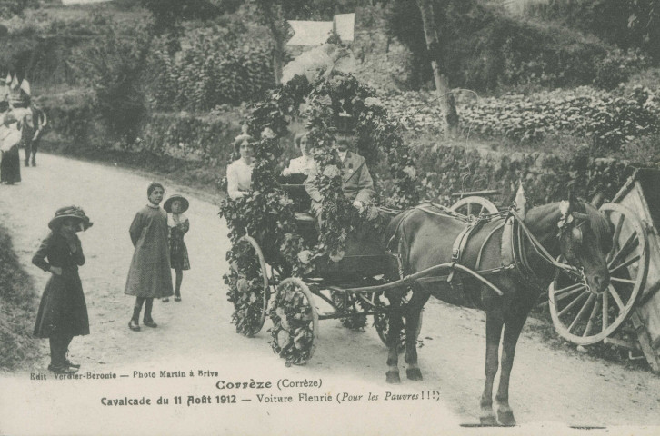 Corrèze : "Corrèze (Corrèze) - Cavalcade du 11 août 1912 - Voiture fleurie (Pour les pauvres !!!)".