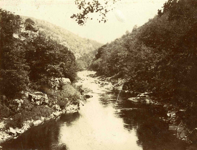 Saint-Geniez-O-Merle : la vallée de la Maronne.