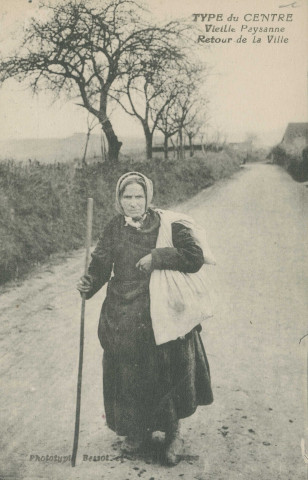Folklore : "Type du Centre - Vieille paysanne - Retour de la ville".
