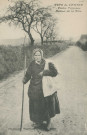 Folklore : "Type du Centre - Vieille paysanne - Retour de la ville".