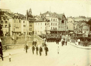 Les compagnies de sapeurs-pompiers et l'Harmonie des Enfants de Tulle traversent le pont de la Barrière.