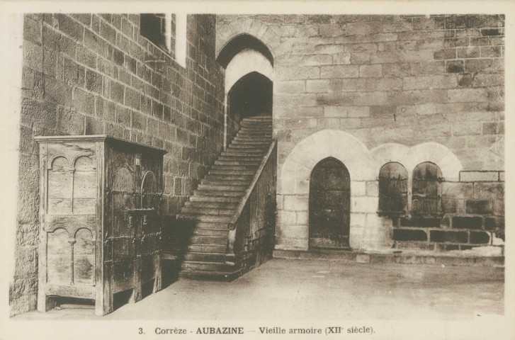 Aubazine : "3. Corrèze - Aubazine - Vieille armoire (XIIe siècle)".