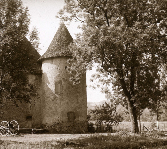 Ferme avec tour ronde.