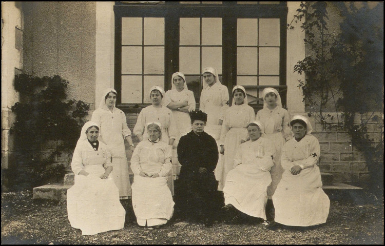 Les infirmières devant l'hôpital, portrait de groupe.