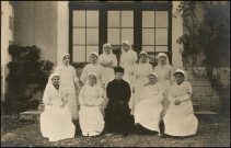 Les infirmières devant l'hôpital, portrait de groupe.