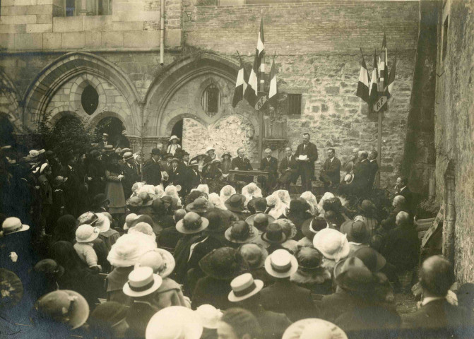 Discours de personnalités dans le cloître.