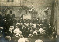 Discours de personnalités dans le cloître.