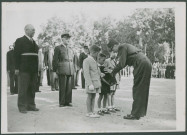 Le général Koenig remet la Croix de guerre à la ville de Brive-la-Gaillarde.