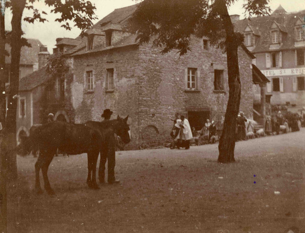 Aubazines : foire aux bestiaux sur la place.
