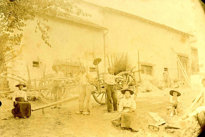 Retour de travaux des champs : deux charrettes sans attelages.