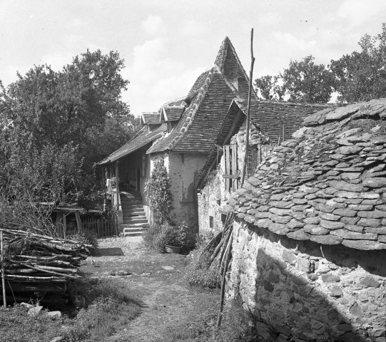Ferme traditionnelle avec son balcon et son four à pain.