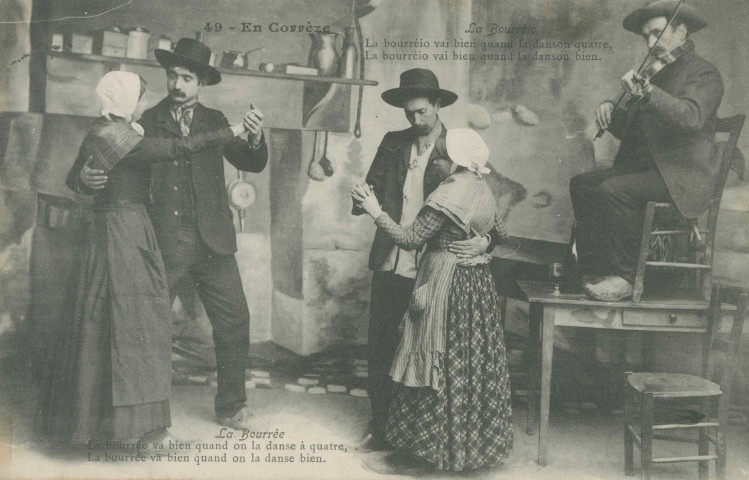 Folklore (scènes de) : "49 - En Corrèze - La bourrée - La bourrée va bien quand on la danse à quatre, La bourrée va bien quand on la danse bien.". texte en limousin.
