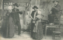 Folklore (scènes de) : "49 - En Corrèze - La bourrée - La bourrée va bien quand on la danse à quatre, La bourrée va bien quand on la danse bien.". texte en limousin.