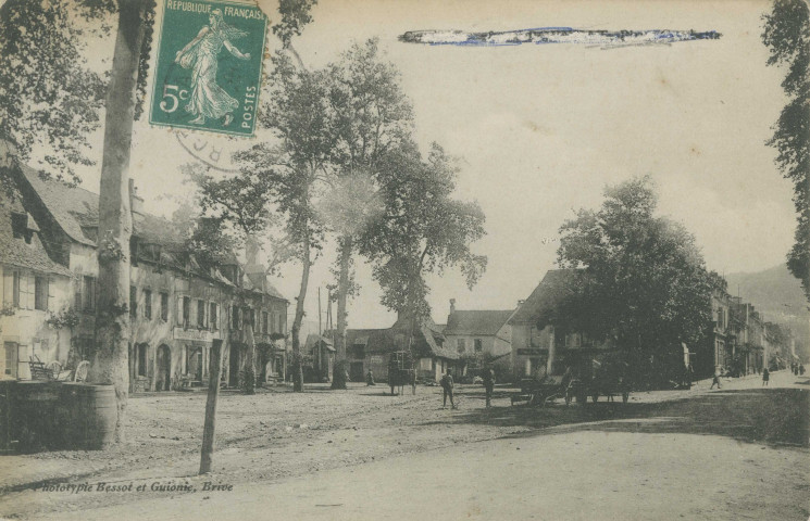 Argentat : "Corrèze - 28. Argentat - Place Gambetta". (la légende a été effacée)