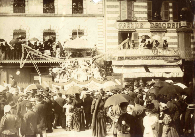 Le char des enfants passe quai Saint-Priest, devant la grande épicerie de Paris et la pharmacie Fourgeaud.
