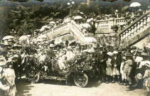 Une automobile fleurie dans les jardins de la préfecture.