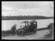 Automobile avec chauffeur au bord de l'étang [de Brach].