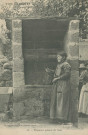 Folklore : "Type du Centre - 25 - Paysanne puisant de l'eau".