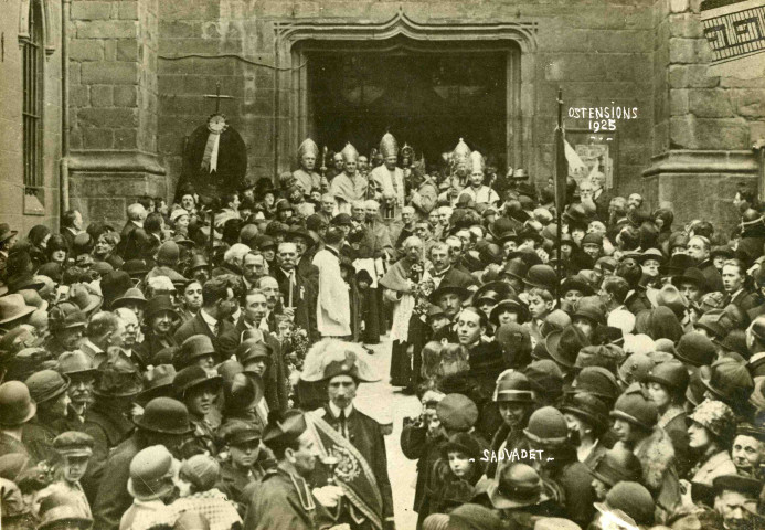 Limoges (Haute-Vienne), église Saint-Michel-des-Lions : les ostensions et le rassemblement des fidèles sur le parvis de l'église.