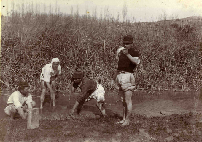 Pèche aux barbeaux dans un petit ruisseau.