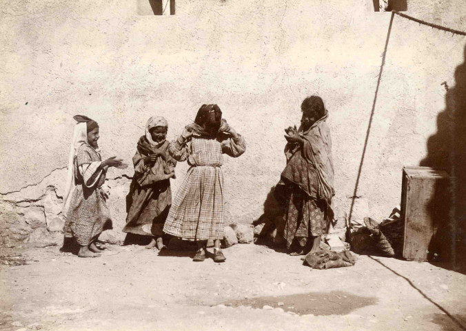 Jeunes filles s'exerçant à la danse du ventre.