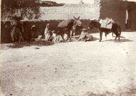 Halte d'une famille avec des ânes et de leur chargement.
