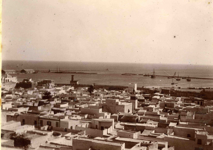 Vue sur la ville et le port.