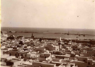 Vue sur la ville et le port.