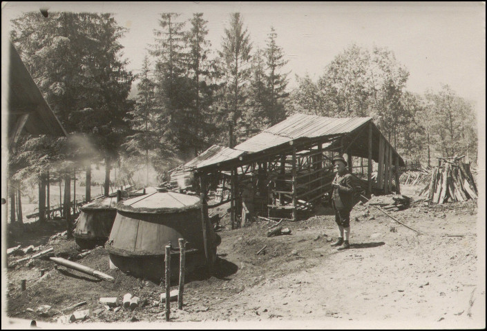 Henri Queuille pose devant les fours à charbon de bois.