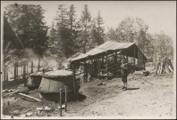 Henri Queuille pose devant les fours à charbon de bois.
