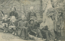 Folklore : "Corrèze - 2 - Un coin de village - Paysannes en costumes et coiffures du pays".