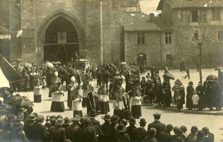 Sortie de la cathédrale : les hauts dignitaires du clergé ouvrent la marche suivis du corbillard.