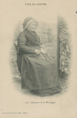 Folklore : "Type du Centre - 137 - Paysanne de la montagne".