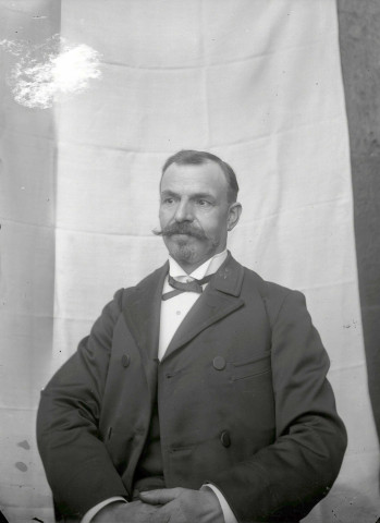 Portrait d'un homme assis.