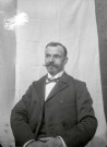 Portrait d'un homme assis.