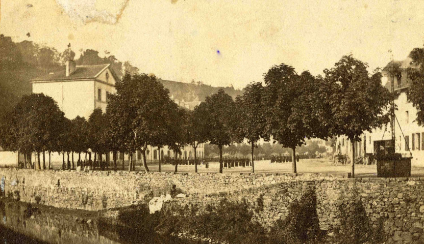 Le Champ-de-Mars lors d'une prise d'armes avec la croix de la Mission.