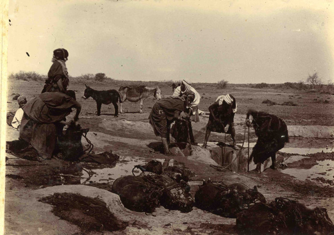 Femmes à la corvée d'eau.